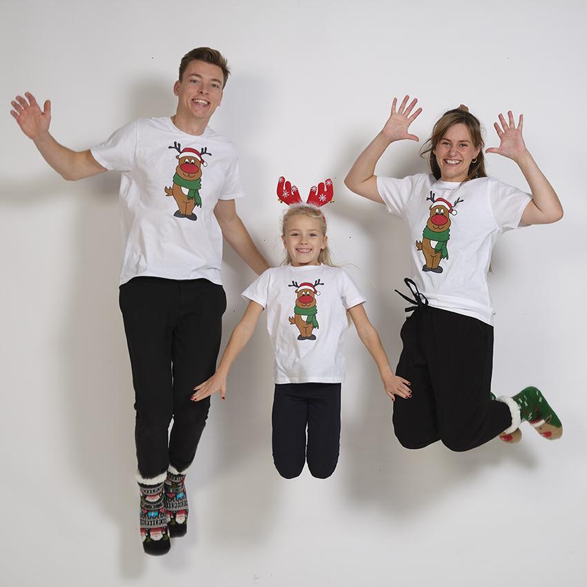 Una famiglia saltellante che indossa una maglietta bianca con Rudolph.